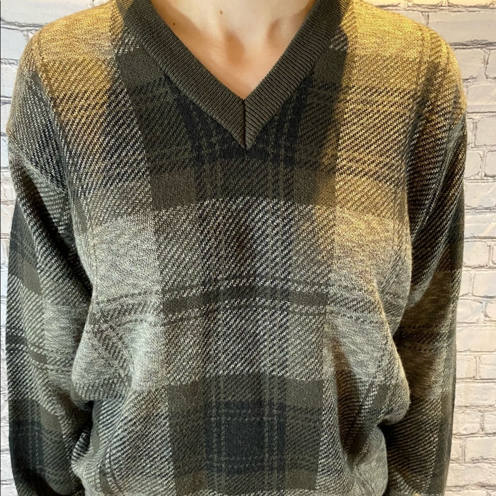 Beautiful V neck vintage sweater